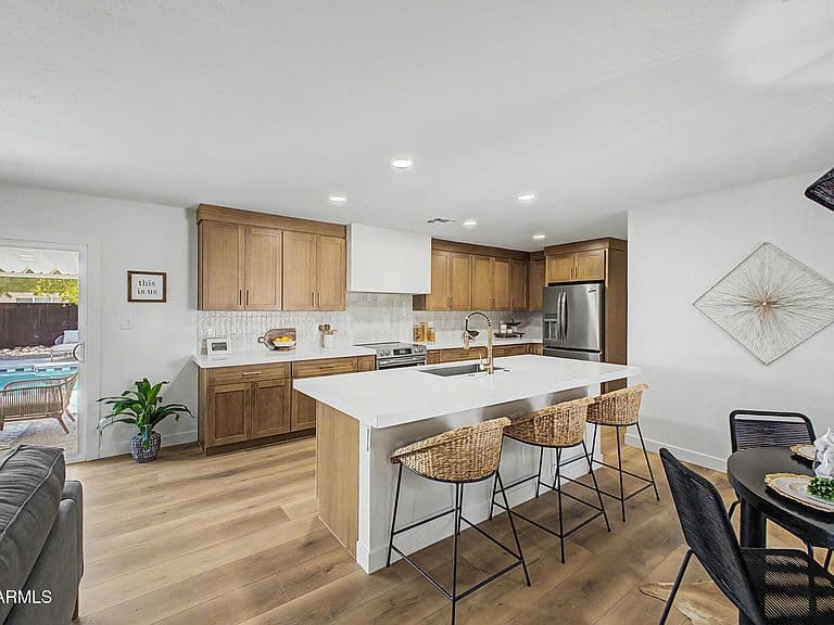 3109 W BECK Lane photo 1