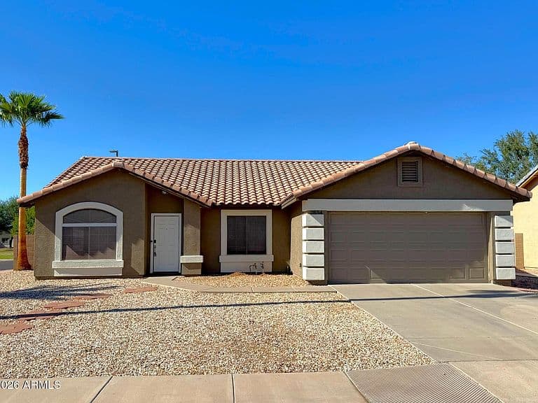 2834 E Oakland Court photo 1