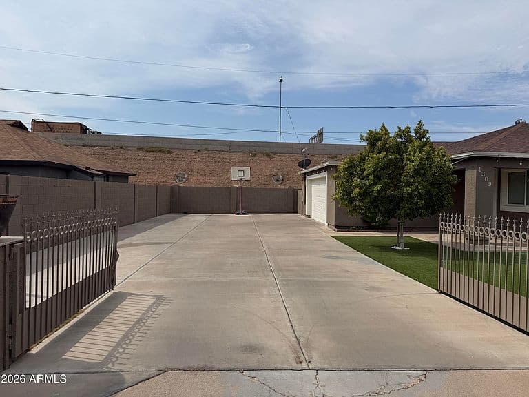 1309 W Apache Street photo 5