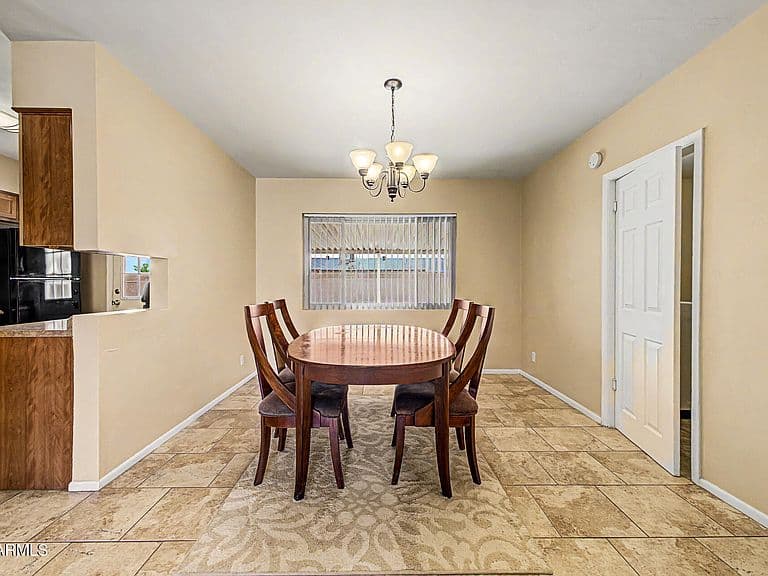 657 W LINDA Lane photo 4