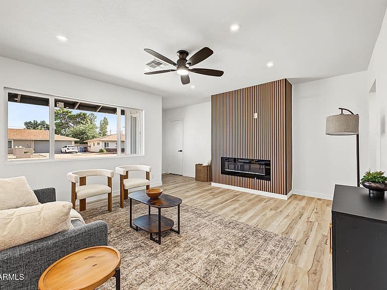 2328 W VILLAGE Drive photo 4