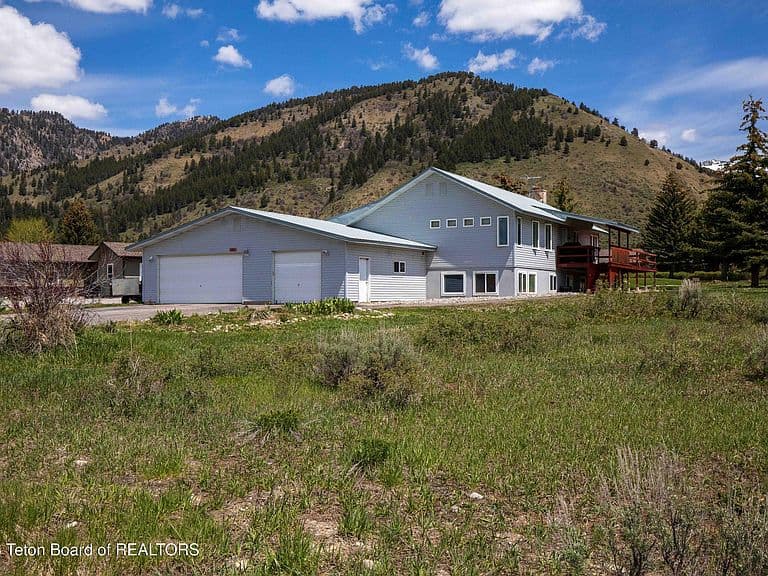 385 Hardman Rd photo 4