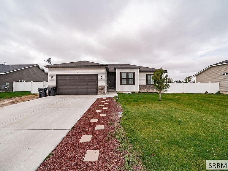 1245 Ernest Dr photo 1