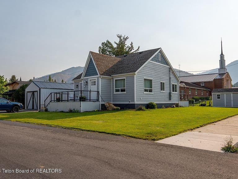 489 Jackson St photo 3