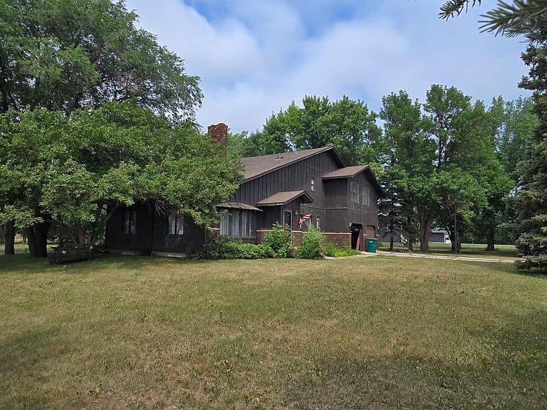 705 Main Ave photo 2