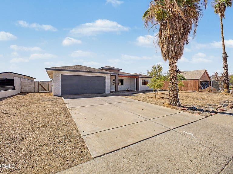 4650 N 103RD Avenue photo 2