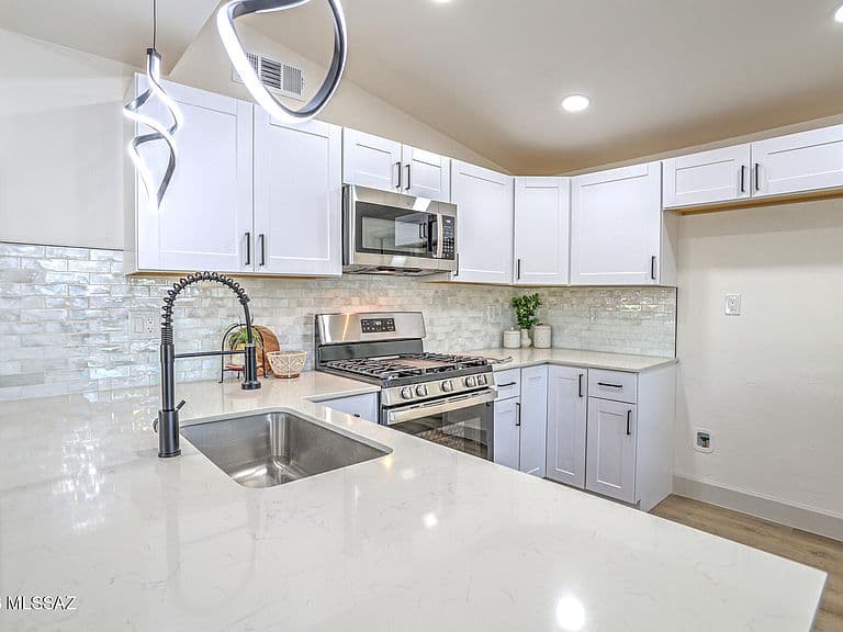 2103 E 33rd St photo 4