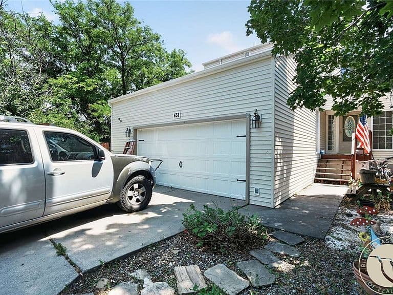 631 Sapphire Ave photo 3