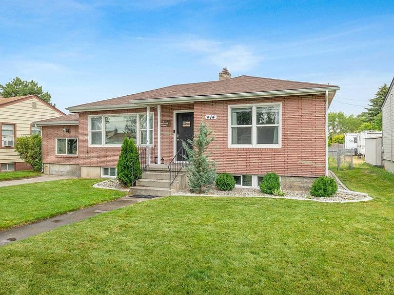 414 Bracken St N photo 1