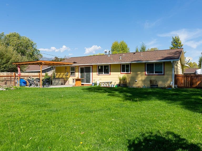 105 Peterson Pl photo 2