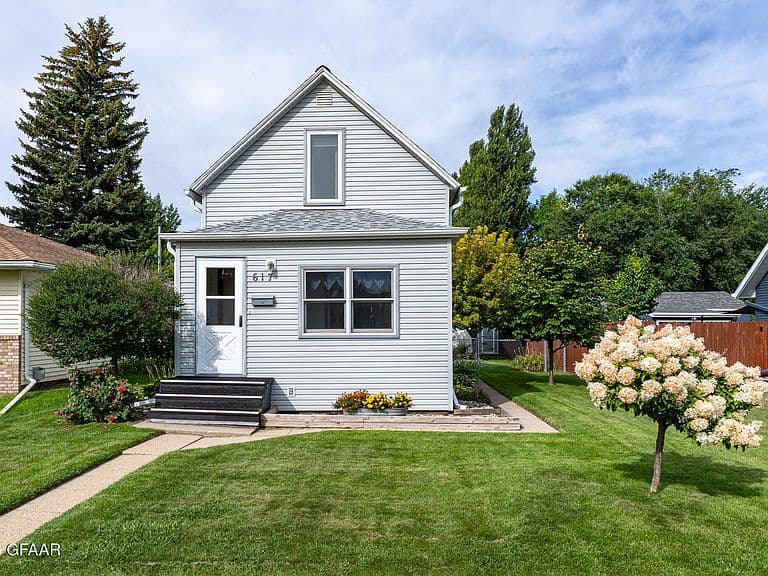 617 2nd Ave NE photo 1