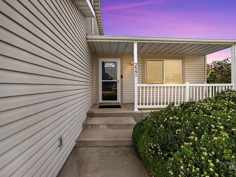 2591 Carriage Way photo 4