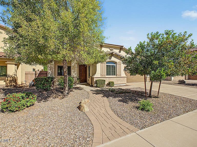 2736 E DONATO Drive photo 1