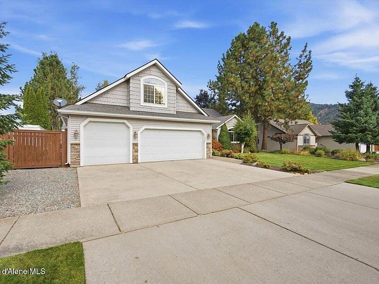 1547 E Pembrook Dr photo 3