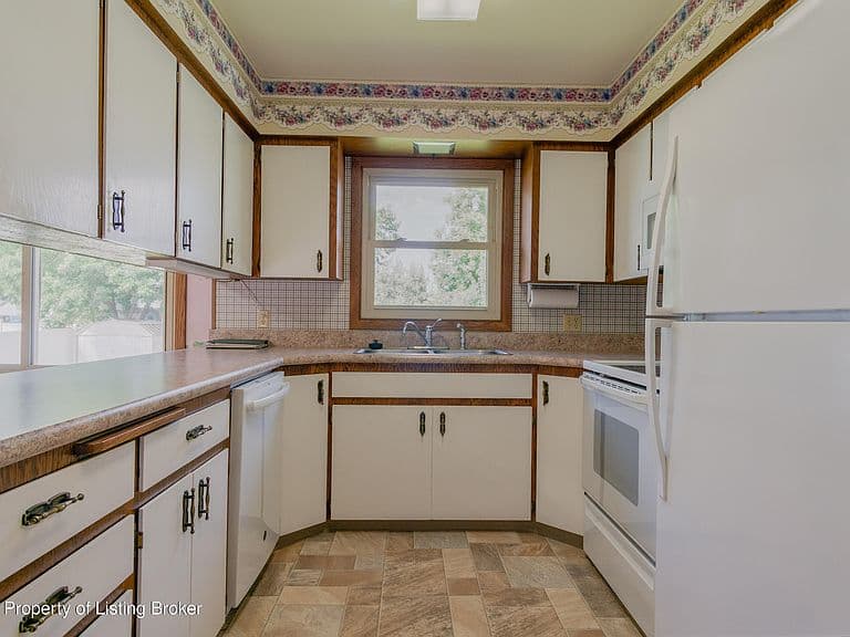 1570 12th St W photo 3