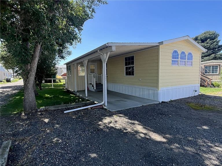 1484 Ash St photo 2