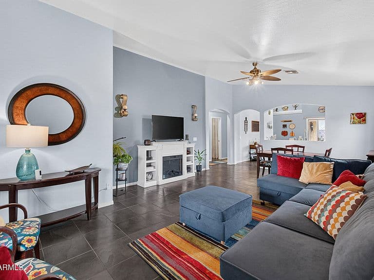438 S LABELLE -- photo 2