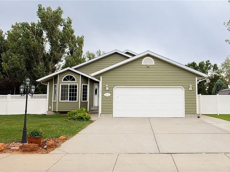 1246 Mossman Dr photo 2
