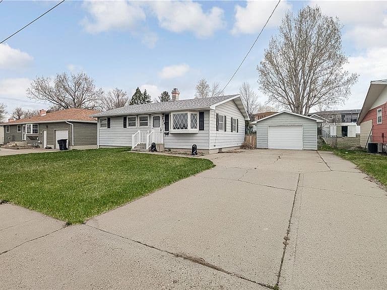 131 Maple Ave photo 2