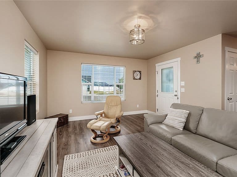 924 Presidio Ln photo 3