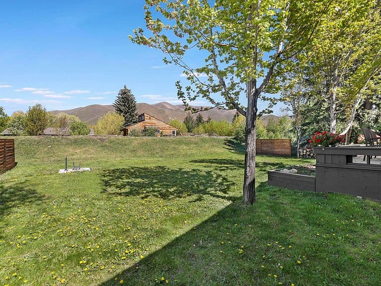1150 Creekside Dr photo 3