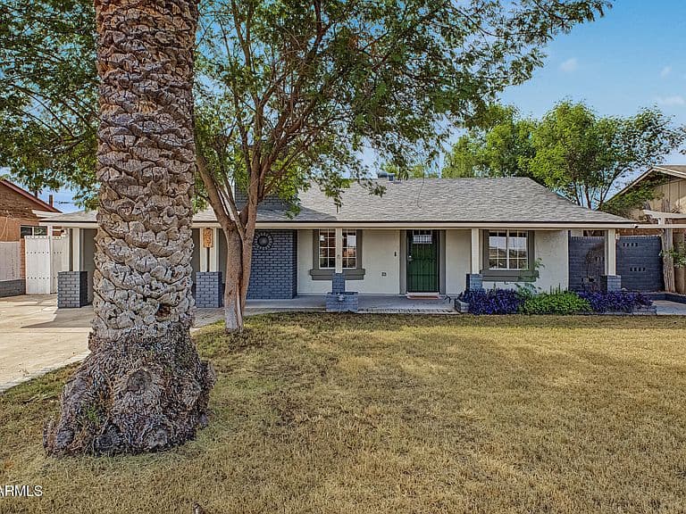 557 W Erie Street photo 3