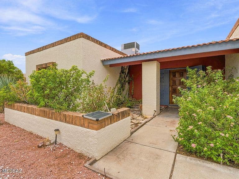 2721 N Dos Hombres Dr photo 3