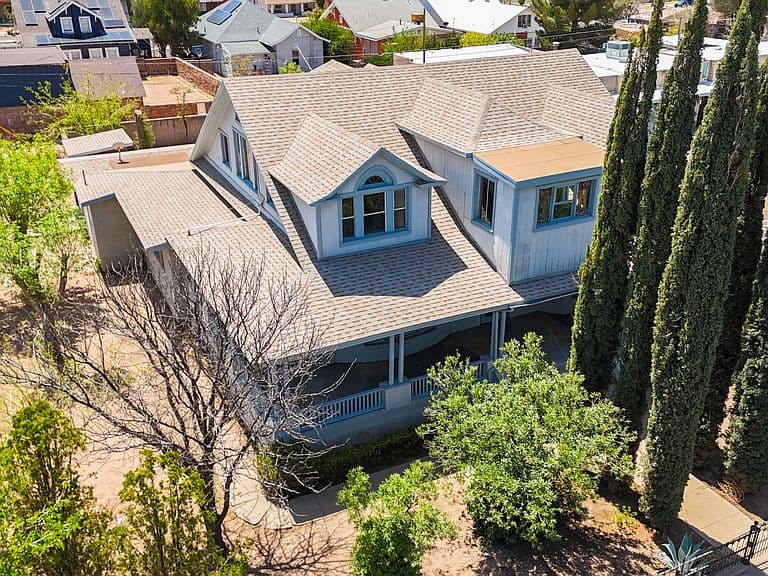 1047 E 10th St photo 2