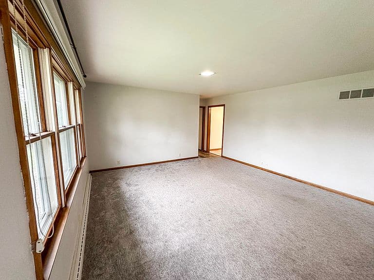110 Spring Ave S photo 4