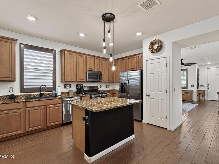 2111 N HERITAGE Street photo 5