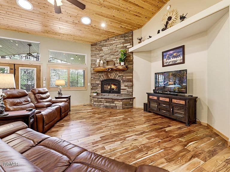490 Osprey Ct photo 2