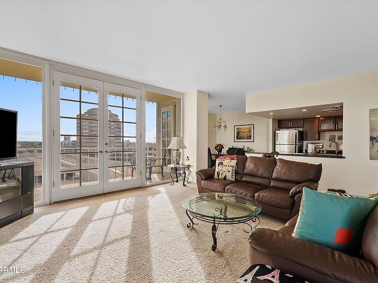 207 W Clarendon Ave #F6 photo 3