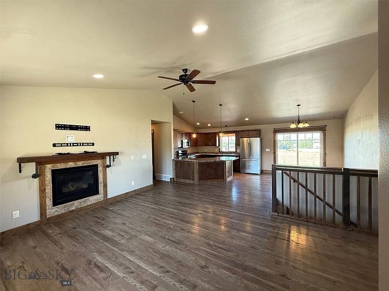 618 Lacey Rd photo 3