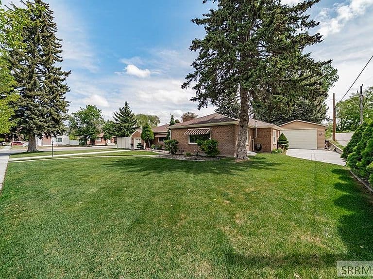 1715 Calkins Ave photo 3
