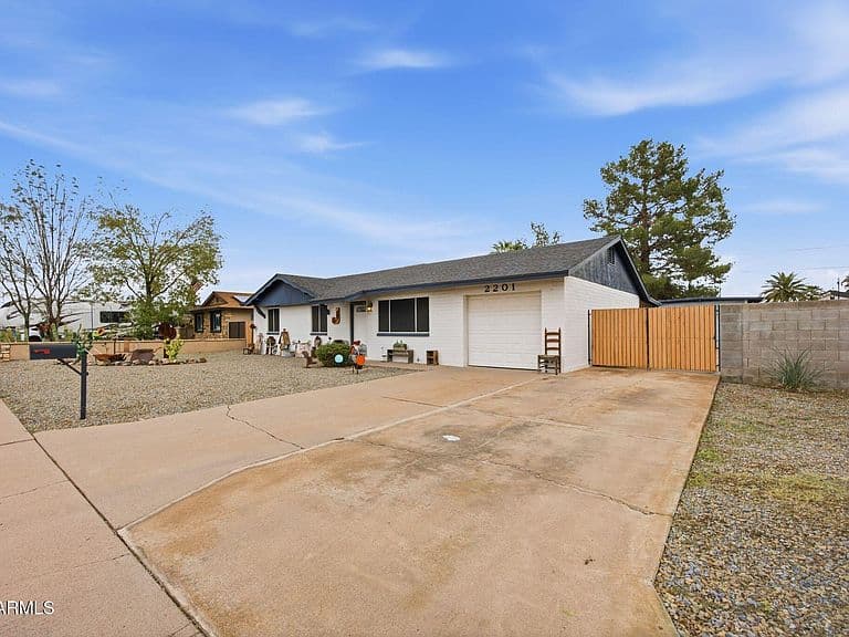 2201 W MEADOW Drive photo 3