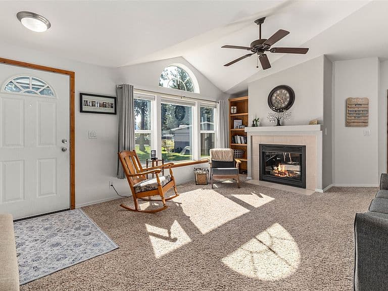 7137 New Castle Dr photo 2
