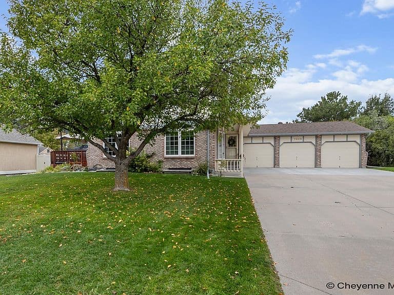 7220 Bridle Dr photo 2