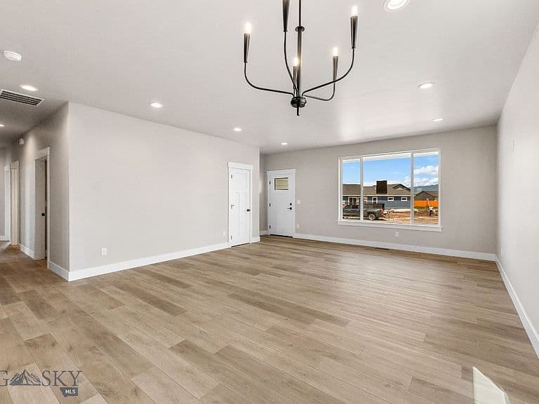 1105 Melissa Way photo 4