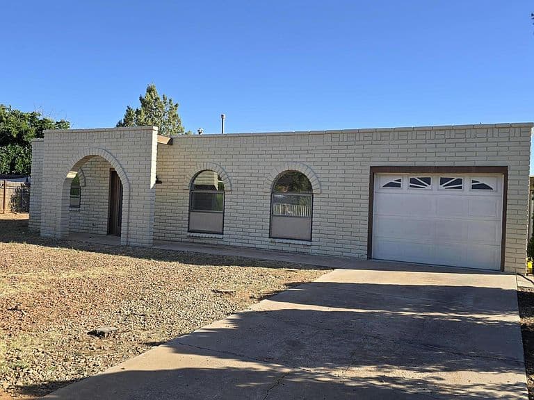 1202 E Klassen Ct photo 2