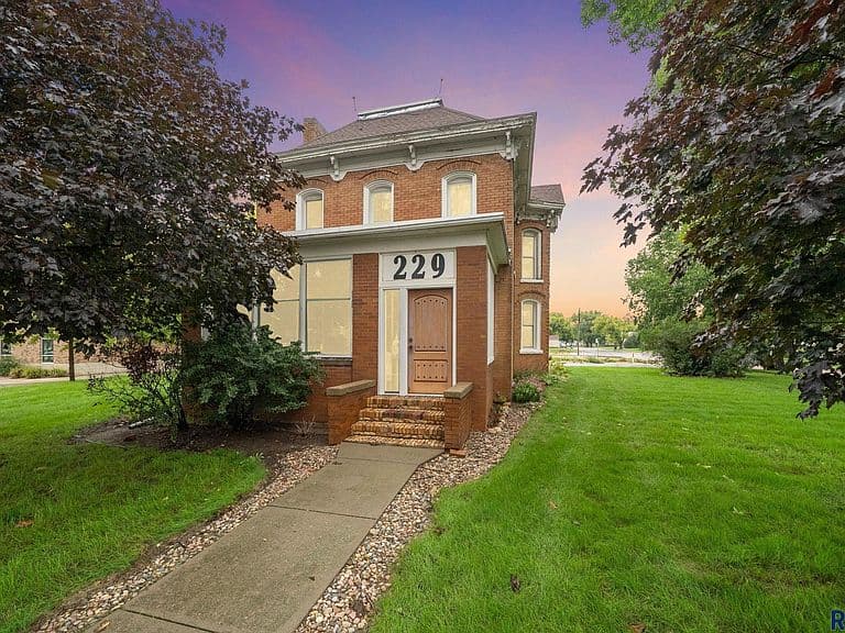 229 W 1st St photo 2