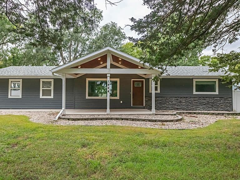 1424 S Melgaard Rd photo 1