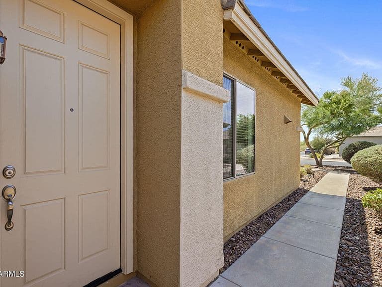 1702 W OWENS Way photo 2