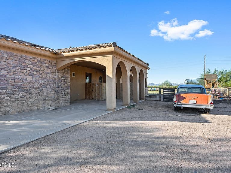 1602 E LOBO Street photo 4