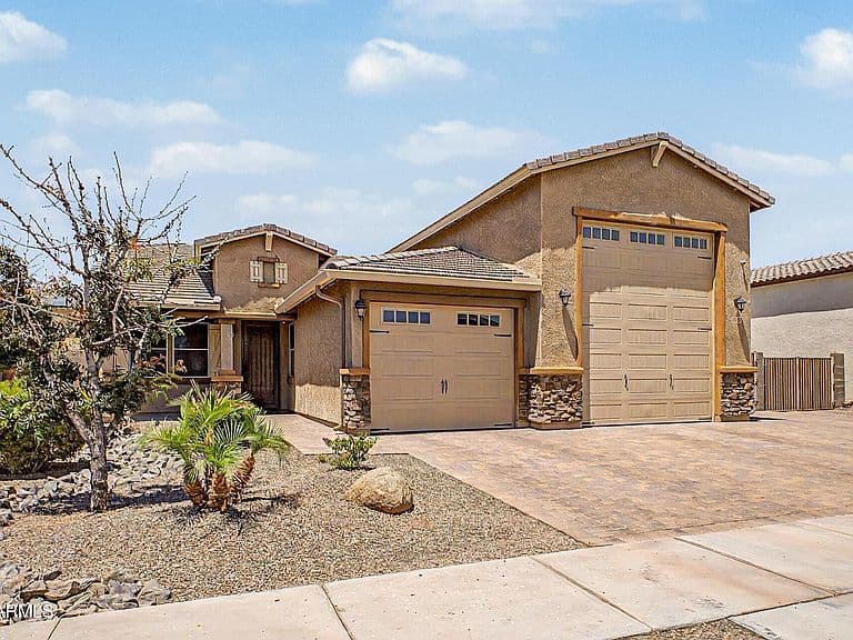 18230 W LOUISE Drive photo 1