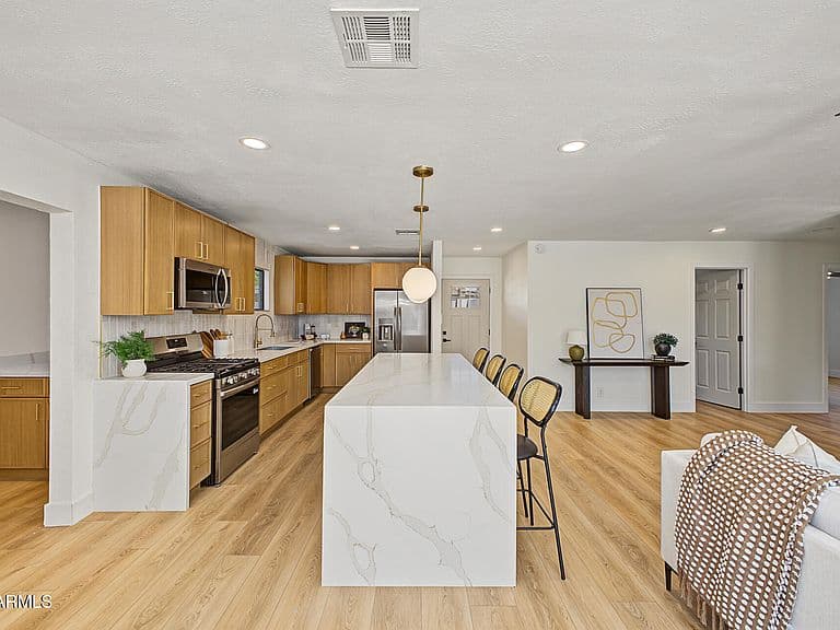 1330 E CATALINA Drive photo 2