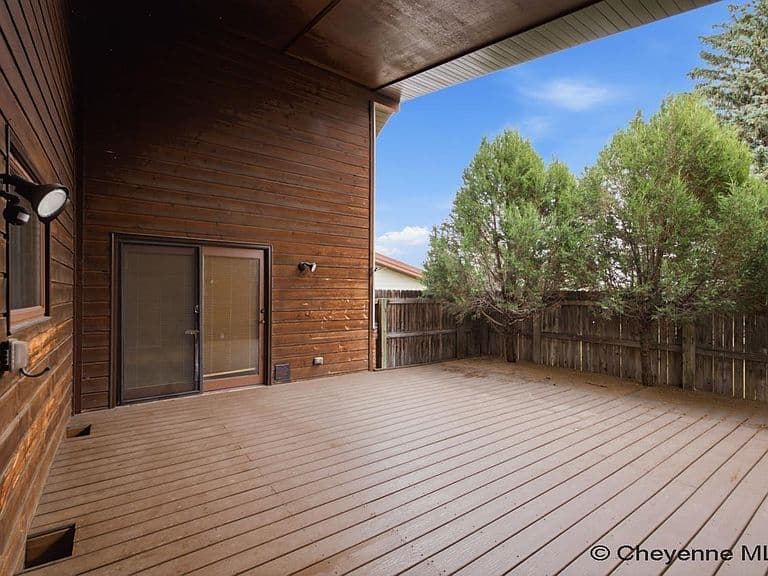 400 Manewal Dr photo 3