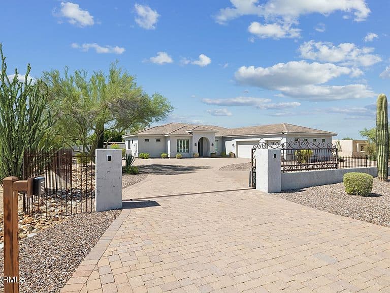 5847 E Quail Track Drive photo 4