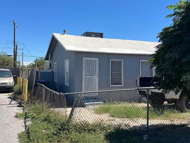 4957 S 12th Ave photo 1