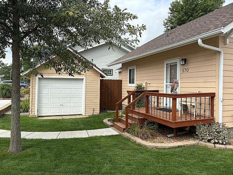 570 S Lake Dr photo 2