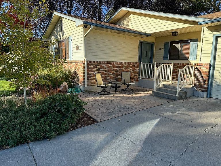 871 Henderson Dr photo 2
